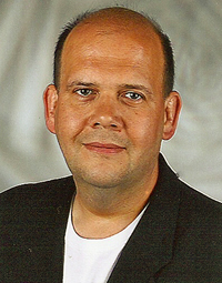 Portrait Gerd Schwecke mit hellem Hintergrund